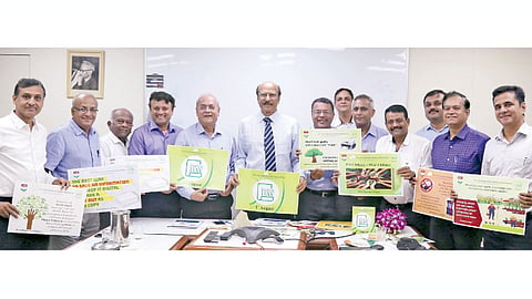 सकाळ कार्यालय - पुणे पेपर ट्रेडर्स असोसिएशनने तयार केलेल्या कागदविषयक जनजागृतीपर फलकांचे अनावरण करताना सकाळ माध्यम समूहाचे अध्यक्ष प्रतापराव पवार. याप्रसंगी उपस्थित असोसिएशनचे पदाधिकारी.