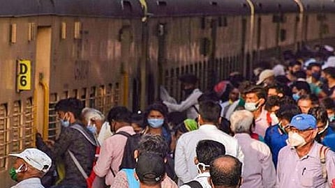 मुंबईत विनामास्क प्रवाशांवर लोहमार्ग पोलिसांकडून कठोर कारवाई