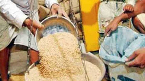 Decision of District Swast dhanya dukan Association to give grain without mask