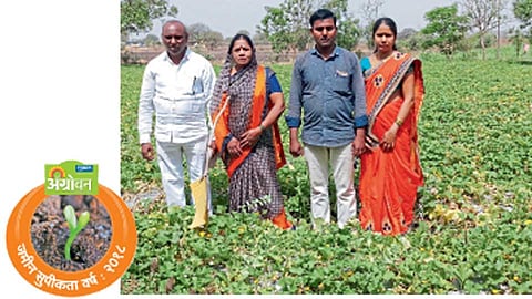 रत्नाकर आलमले यांचे संपूर्ण कुटुंब शेतीत मेहनत करते. एकमेकांच्या मदतीमुळेच शेतीतील भार कमी झाला आहे.