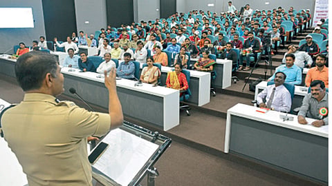 जिल्हाधिकारी कार्यालय - नेहरू युवा केंद्रातर्फे आयोजित काश्मीरी युवा आदान प्रदान कार्यक्रमात बोलताना पोलिस सहआयुक्त डॉ. रवींद्र शिसवे. या वेळी उपस्थित कश्मीरी विद्यार्थ्यांसह अधिकारी-कर्मचारी.