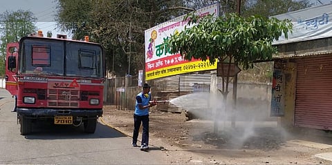 उस्मानाबाद : शहरातील नेहरू चौक परिसरात अग्निशमन दलाच्या वाहनाने निर्जंतुकीकरणासाठी फवारणी करताना पालिकेचे कर्मचारी.