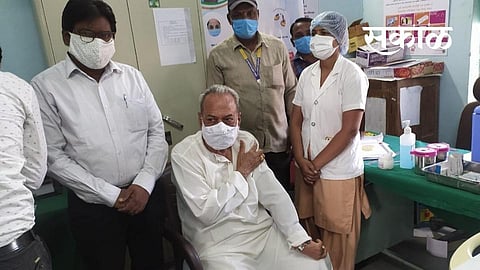 Akola Corona News Former Minister of State Subhashrao Thackeray took the vaccine