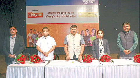 प्रा. रामकृष्ण मोरे प्रेक्षागृह, पिंपरी - ‘सकाळ’ विद्या आणि पिंपरी चिंचवड एज्युकेशन ट्रस्ट व नूतन महाराष्ट्र विद्या प्रसारक मंडळ यांच्यातर्फे आयोजित चर्चासत्रात सहभागी झालेले मान्यवर. (डावीकडून) डॉ. ललित वधवा, प्रा. महेंद्र सोनवणे, डॉ. शीतलकुमार रवंदळे,