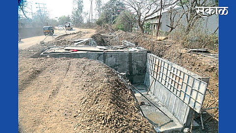 सिंहगड रस्ता : गोऱ्हे बुद्रुकजवळ रस्त्यावरील कामे अर्धवट आहेत, त्यामुळे अपघात होण्याचा धोका वाढला आहे.