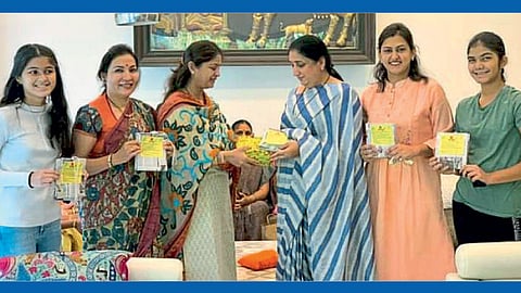 जुनी सांगवी - सॅनिटरी नॅपकिन कचऱ्याच्या विलगीकरणासाठी कागदी पिशव्यांची निर्मिती करण्यात येत आहे. या उपक्रमाची सुरुवात सुनेत्रा पवार यांच्या हस्ते करण्यात आली.