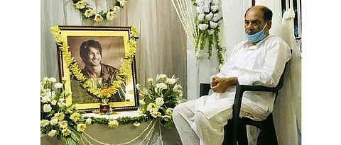 Sushant singh rajput father sits near his portrait photo viral on internet