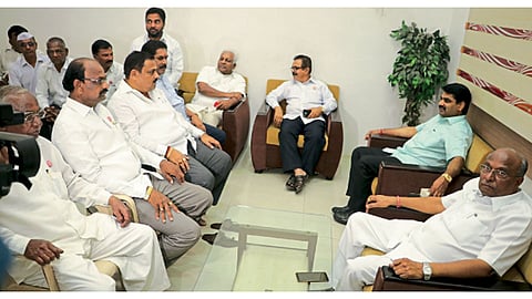 कोल्हापूर - येथे ऊसदरप्रश्नी साखर कारखानदार व स्वाभिमानी शेतकरी संघटनेच्या प्रतिनिधींची शनिवारी (ता. १०) बैठक झाली.