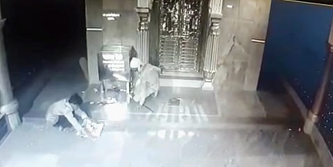 Video : 'ते' तिघे पहाटे दीड वाजता मंदिरात आले अन्...