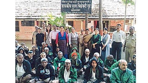 सातारा - उबदार कपडे विकणाऱ्या तिबेटियन नागरिकांनी पुरुष भिक्षेकरीगृहातील सदस्यांना नुकतेच स्वेटर दिले.