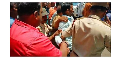 Farmers today tried to commit suicide at the gate of the kolhapur municipality