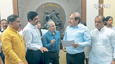 पुणे - खडकवासला मतदारसंघाच्या महापालिका हद्दीतील विविध प्रश्नांवर महापालिकेचे आयुक्त विक्रम कुमार यांच्यासमवेत चर्चा करताना आमदार भीमराव तापकीर व अन्य.