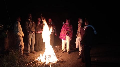 केदारखेडा : थंडीचा कडाका वाढल्याने शेकोटीचा आधार घेताना ग्रामस्थ.