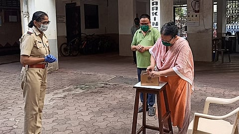 ते आलेत आणि त्यांनी आईच्या चेहऱ्यावर फुलवलं हसू, सर्वच स्तरातून होतंय मुंबई पोलिसांचं कौतुक