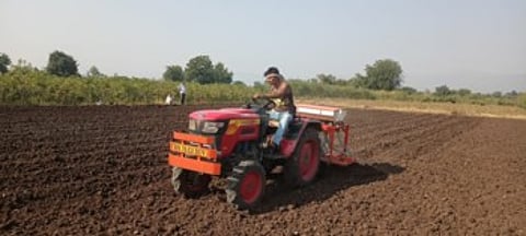 गहू पेरणीसाठी शेतकऱ्यांची लगभग, आधुनिक पद्धतीने गव्हाची पेरणीवर भर !