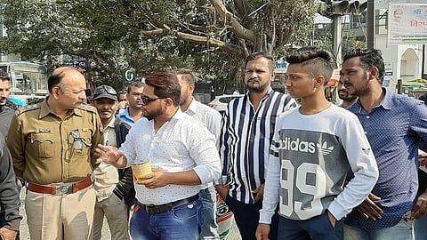 maharashtra navnirman sena bhik mango protest for public toilets in Pune bibvewadiौ