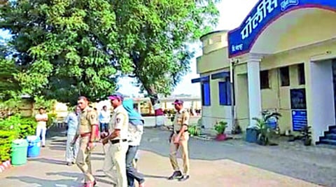 गोंडपिपरी : आरोपीला न्यायालयात नेताना पोलिस कर्मचारी.