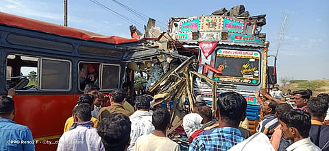जैताणे येथे बस-ट्रकचा भीषण अपघात; एक ठार, 29 प्रवासी जखमी