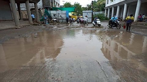 agitation against bad roads in the yeola city nashik marathi news