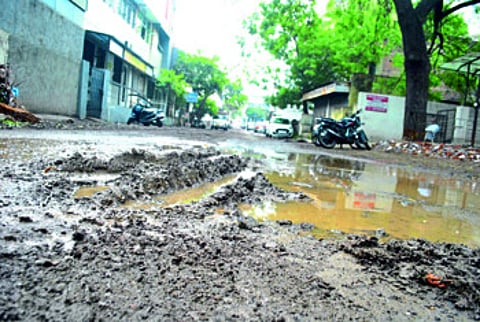 मृत्यूची प्रतीक्षा करताय का? जळगावकर संतप्त !