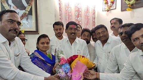 बीड : पदभार स्वीकारल्यानंतर शिवकन्या सिरसाट व बजरंग सोनवणे यांचा सत्कार करताना अजय मुंडे, विजयसिंह पंडित, जयसिंह सोळंके, बालासाहेब शेप.