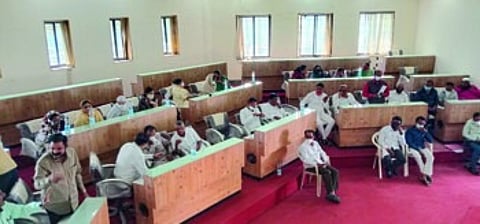 Chalisgaon Municipal Corporation held a meeting on various issues of the city including the minimum wage of municipal workers in Chalisgaon.