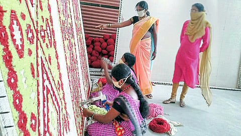 चंद्रपूर : कार्पेट निर्मिती करताना महिला.