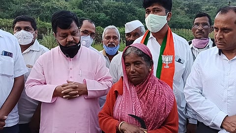 साहेब, माझा कुणावरच भरवसा न्हाय.. आता मी काय करू; हताश माउलीची दरेकरांना साद