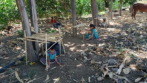 केदारखेडा : कोरोनामुळे शेतशिवारात खेळण्यात रमलेली मुले.