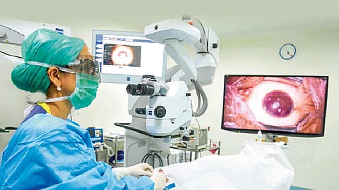Cataract occurs in the forties kolhapur health doctor Mobile computer Tv eye disease