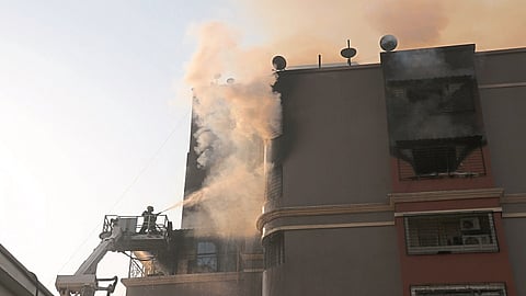 नवी मुंबई : सीवूड्स येथे इमारतीला लागलेली आग.