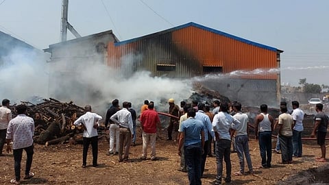 fire in sayzing bagyas and wood damages in fire rupees 10 lakh in kolhapur