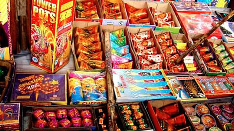 फटाके घटले, श्रेय जनतेला, पर्यावरण चळवळीलाही