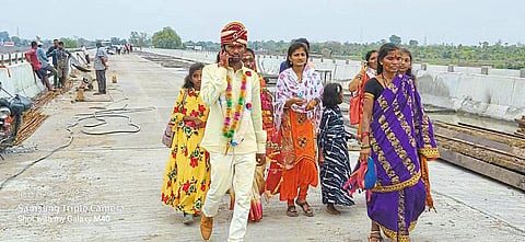 अहेरी : प्राणहिता नदीच्या पुलावरून पायी निघालेली वरात.