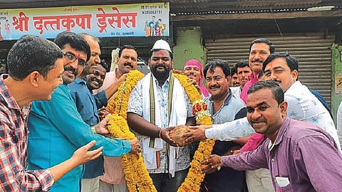 घनसावंगी : विक्रम देशमुख यांचा सत्कार करताना व्यापारी.