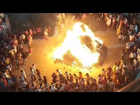 There is controversy in Holi at madhi