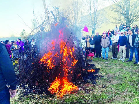 Holi tradition celebrated by Indians abroad!