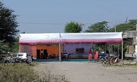 नवरदेवाची व कुटुंबियांची वरात थेट पोलिस स्टेशनच्या दारात