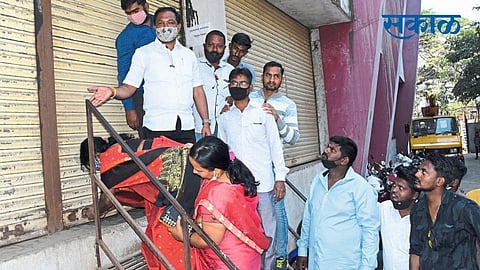Citizens Of Ichalkaranji Locked The Electricity Department Kolhapur Marathi News
