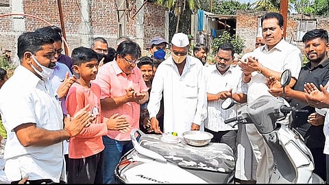 The Birthday Of The Pothole Was Celebrated In Ichalkaranji Kolhapur Marathi News