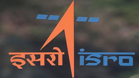 ठाण्याच्या सिग्नलवर गजरा विकणारी मुलं चालली 'इस्रो'त