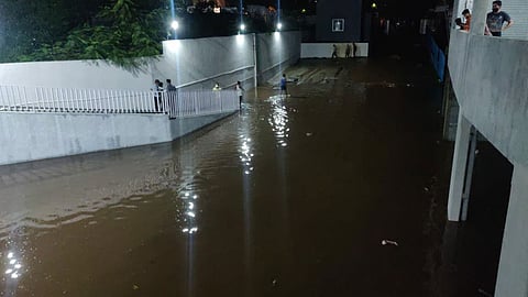 मुसळधार पावसामुळे धानोरीतील सोसायटीच्या पार्किंगमध्ये पाणी