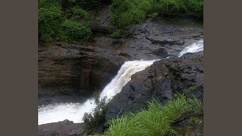 लोकांची नजर चुकवून १३ जण गेलेत धबधब्यावर पिकनिकला, तिथेच गाठलं मृत्यूने; गावावर पसरली शोककळा...