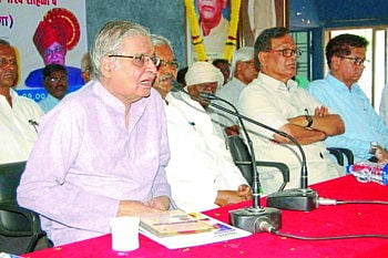 कळंब ः शिक्षणमहर्षी ज्ञानदेव मोहेकर महाविद्यालयात आयोजित कार्यक्रमात मार्गदर्शन करताना डॉ. आ. ह. साळुंखे. या वेळी डॉ. अशोक मोहेकर आदी.