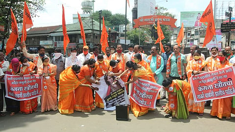 the statement of kangana ranaut the shivsena women group protest against her demand arrest her in kolhapur
