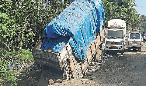 खडकवासला येथे धोकादायक अवस्थेत ट्रक