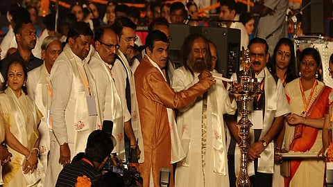 नागपूर : खासदार सांस्कृतिक महोत्सवाचे उद्घाटन करताना श्री श्री रविशंकर. समवेत केंद्रीय मंत्री नितीन गडकरी.