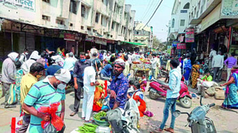 कोरोनोला कस हरवणार ! विकेंड लाॅकडाऊन संपताच बाजारात तोबा गर्दी