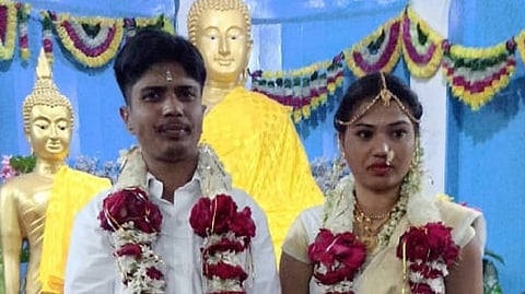 औरंगाबाद येथे रविवारी सीमाशी विवाहबद्ध झालेले पोलिस नाईक ललित साळवे.