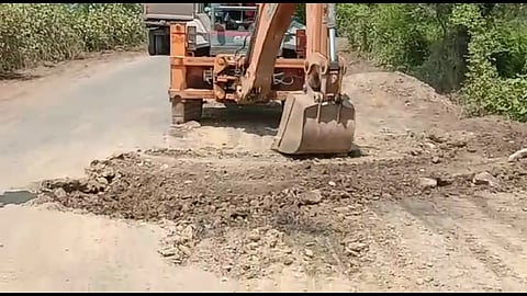 मौदाः रस्यावर जेबीसीने टाकण्यात आलेली माती.